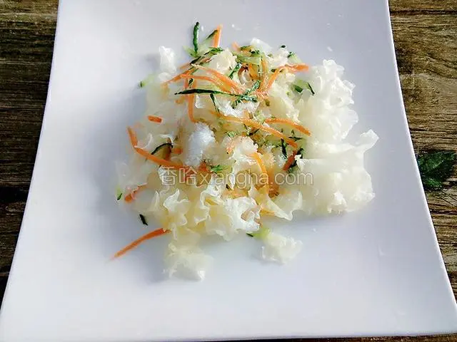 加入盐，味精、醋、白糖、鸡粉和香油拌匀