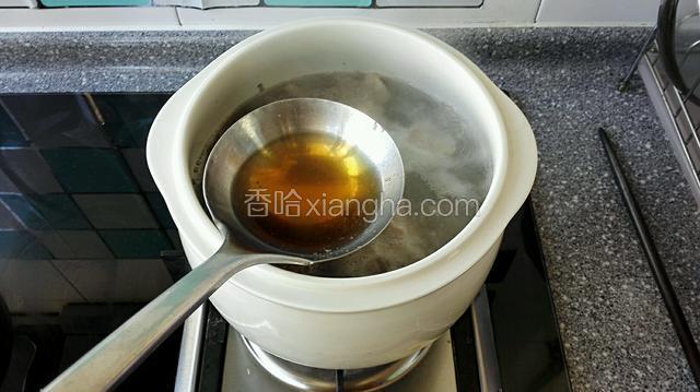 然后下入料酒和适量盐