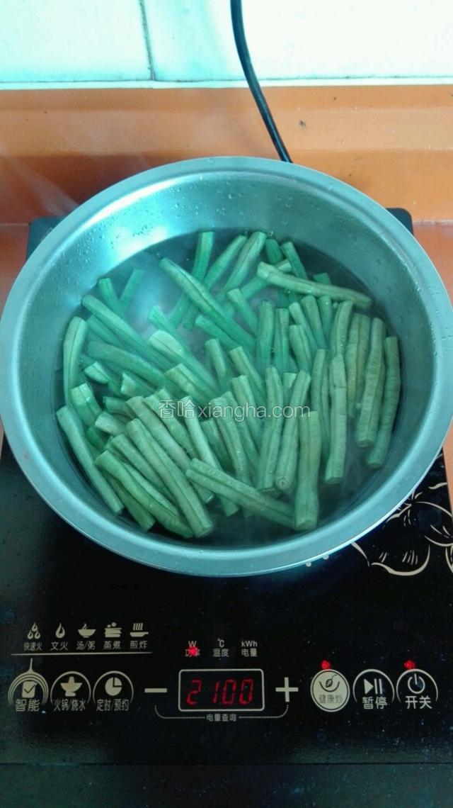 豆角放开水中焯熟