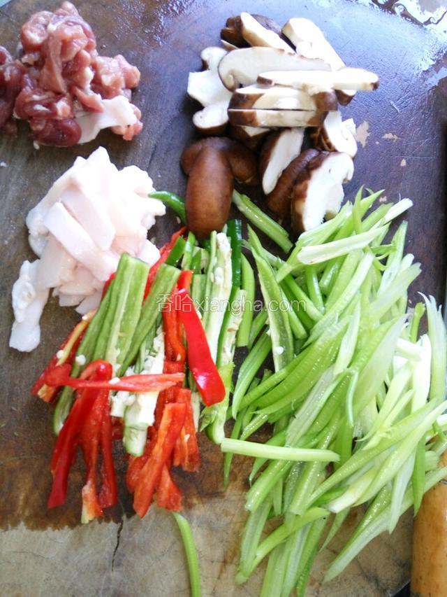 香菇、辣椒、肉、芹菜全部切丝（肥肉和瘦肉分开）