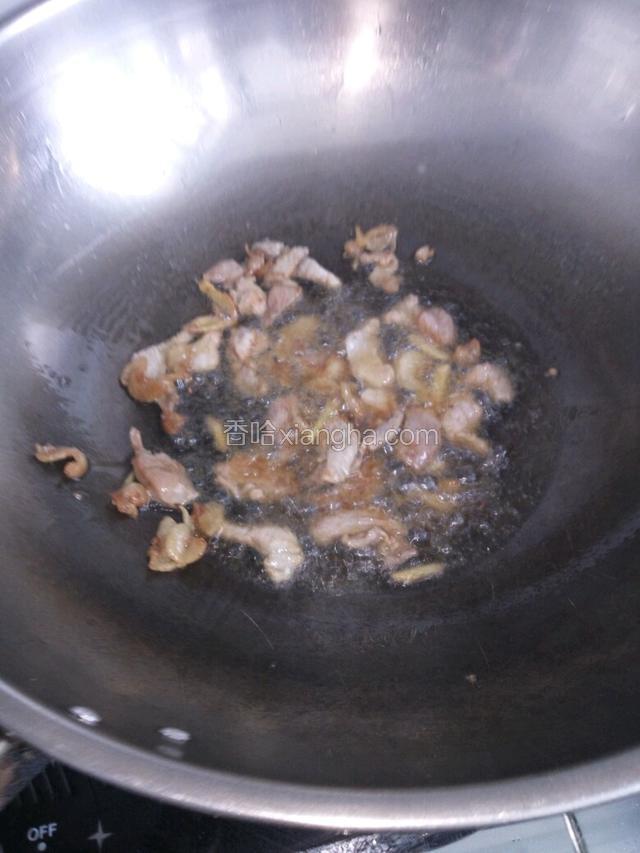 热锅凉油放肥肉暴油，放入姜丝瘦肉翻炒片刻
