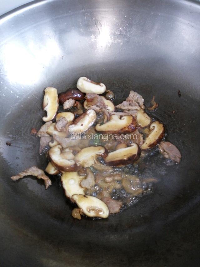 放入香菇炒匀了淋些水稍煮片刻