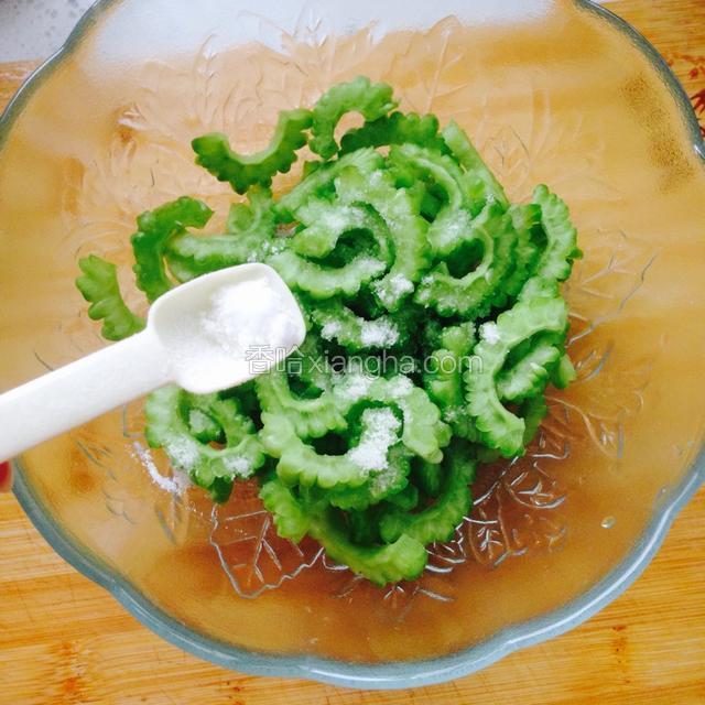 在苦瓜上撒一勺盐，腌制15分钟