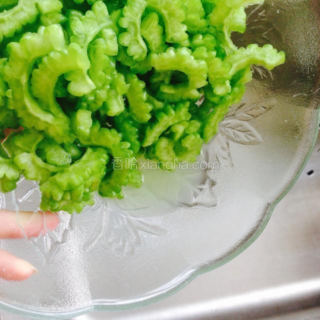苦瓜腌制出水后，把水滤掉