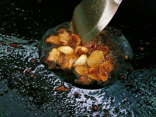 加一勺豆瓣酱和红辣椒小火炒出红油。