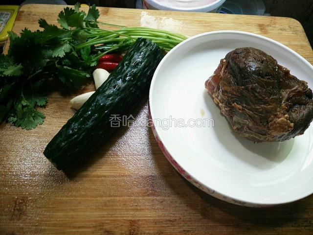 熟牛肉（我用自已卤的牛腱子肉，也可以买市售放心卤牛肉），青瓜，香菜，尖椒，蒜全部洗净，该去皮去根的都整理好