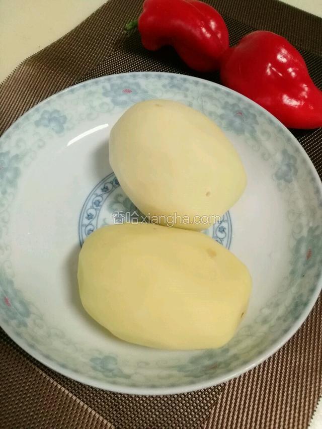 准备食材：2个中等个头土豆，去皮