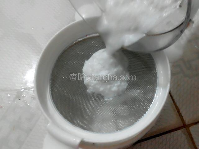 再把白色的加椰子水用搅拌机，搅出白色汁，（怕麻烦的话这一步可以不用，就一块块的放去煲）