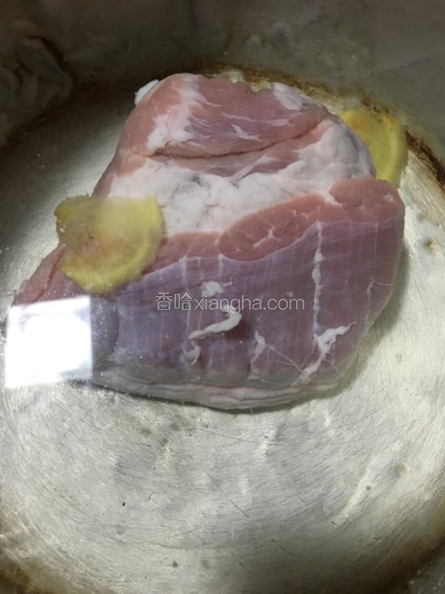 冷锅冷水放肉，放两片姜，滴几滴料酒，把肉煮到八分熟后（可以用筷子戳一下，能很轻松戳穿就可以），捞出来过凉水后切薄片。