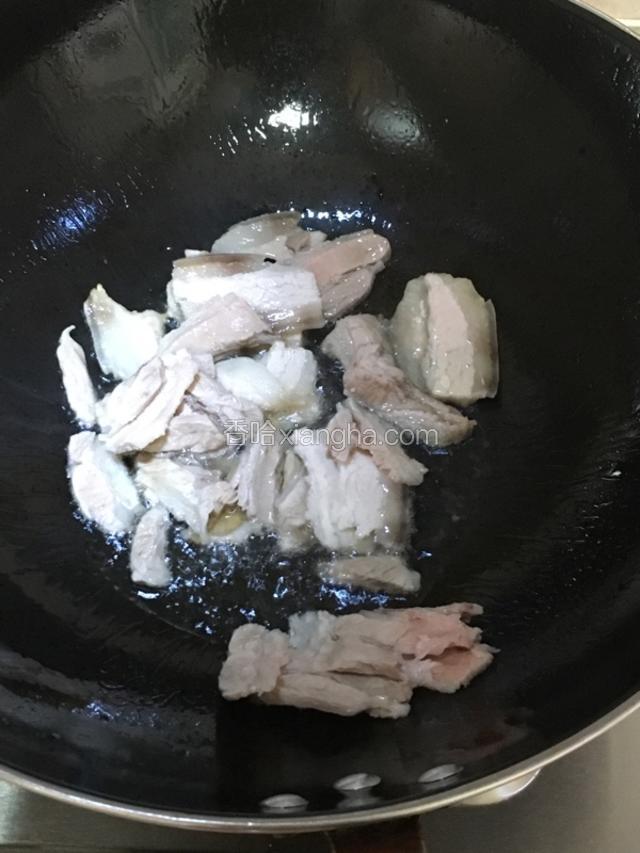 热锅入油，把肉放进去炒至肉片微卷。