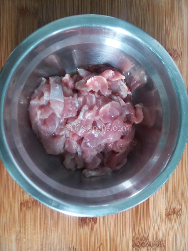 瘦肉切片，用淀粉拌勺