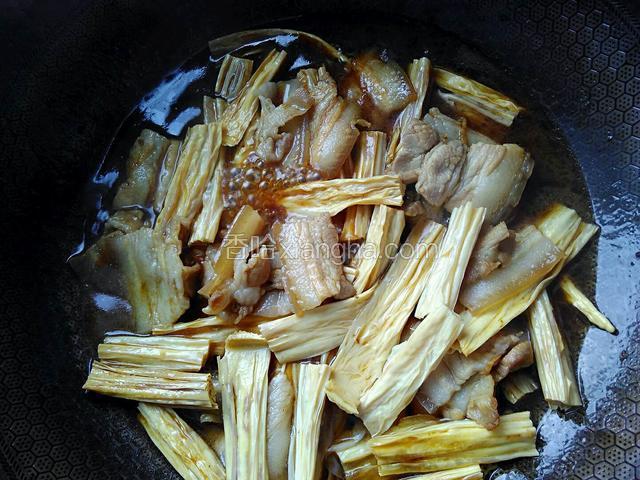 水量和锅中食材持平即可。翻炒均匀，开大火煮。