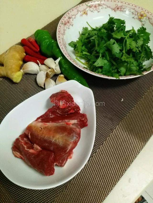 准备食材：一块黄牛肉及各种配料