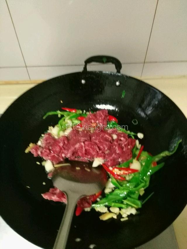 再将牛肉片倒入锅中爆炒