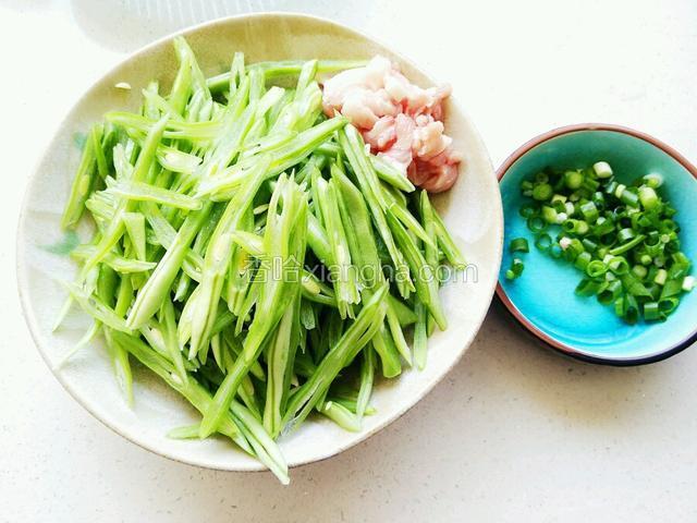 分别把芸豆和猪肉切成丝～准备一小盘切好的葱花