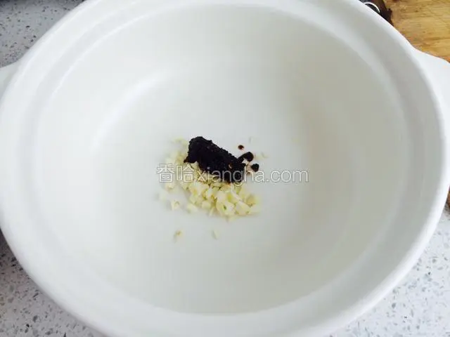 蒜末加一勺小料。