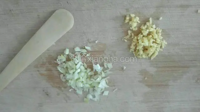 接下来把调肉腥的葱沬与姜沫切好备用