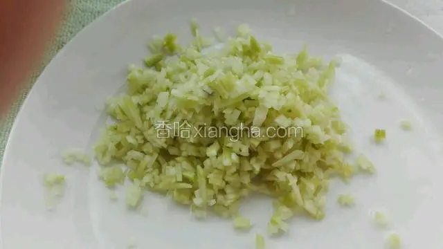 把青萝卜切6片，每片1厘米厚，码好切丝，把丝再切成丁备用。