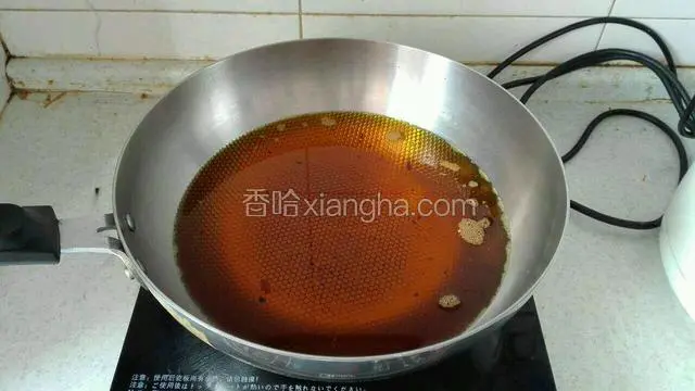 紧接着锅中放入半锅生豆油，把火调成大火。这时油表面会出很多沫，等沫全消失证明油的火侯到了。无沫的油以油开沸为准。