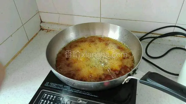 油开后，放入肉丸大火炸，时不时用漏勺翻转丸子，使其均匀受热。如油温上了一定温度，丸子变色了，这时转中火炸。