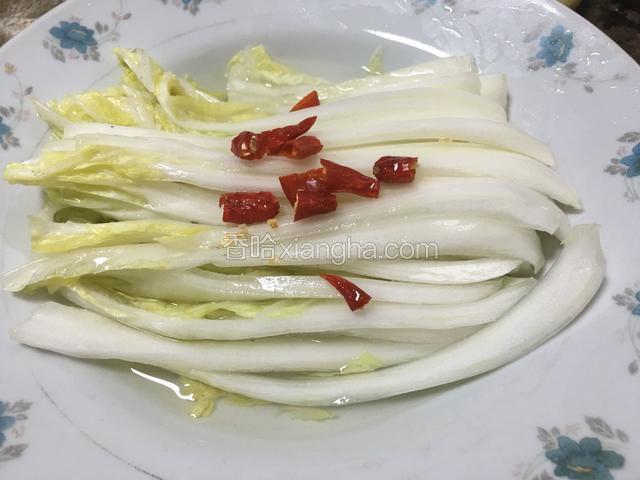 入味切长条，装盘；