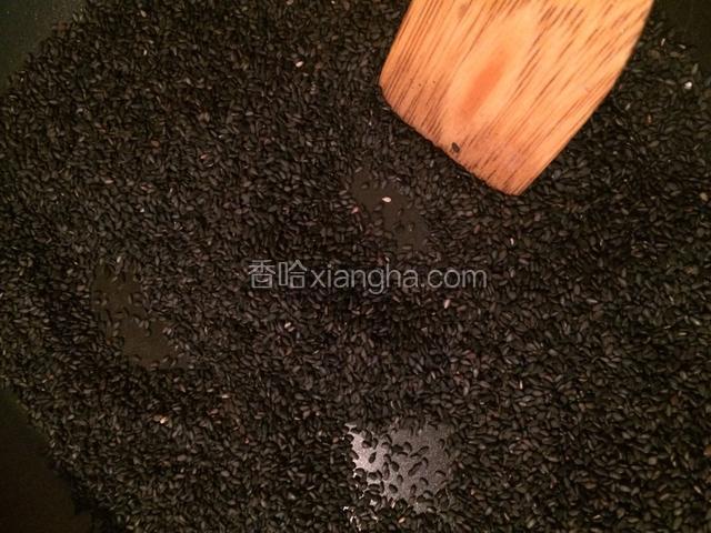 黑芝麻入锅小火炒熟
