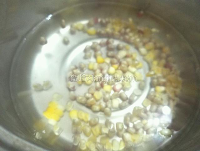 锅里放适量水把玉米焯熟