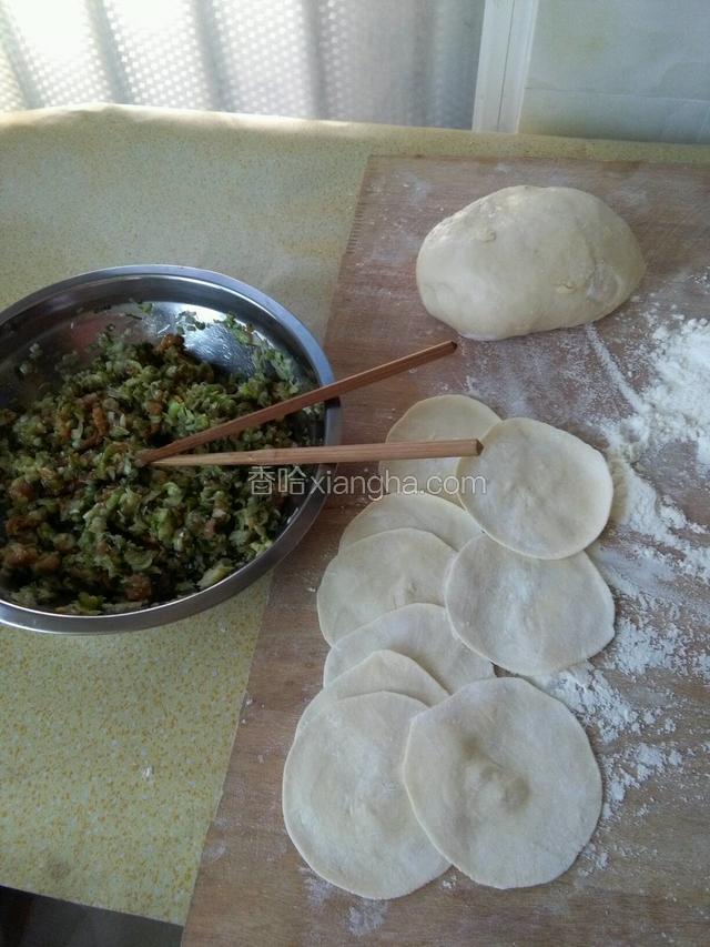 把醒发好的面做成饺皮。