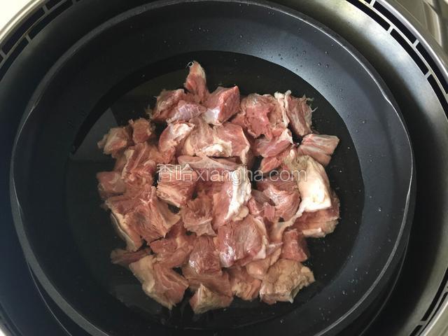 牛肉入冷水过煮开，捞出洗净浮沫