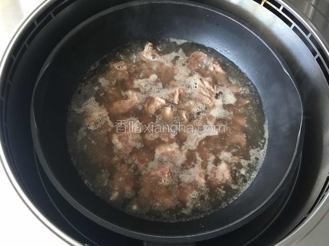 从炖锅中取出牛肉已经肉汤，入大锅煮沸