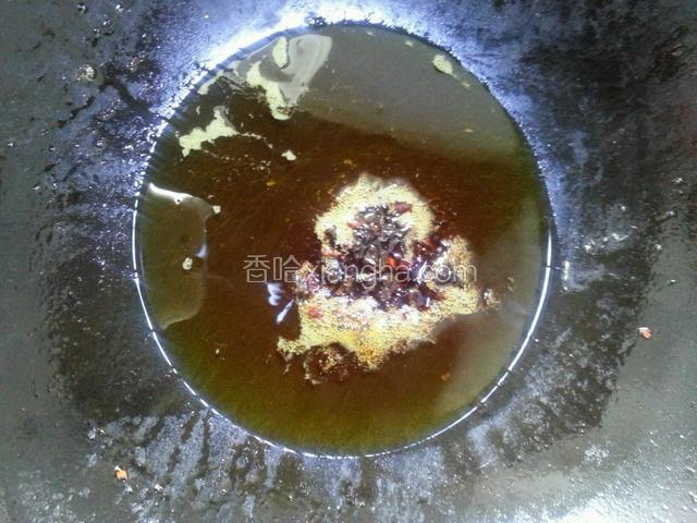 油烧热，下麻辣香锅料爆香