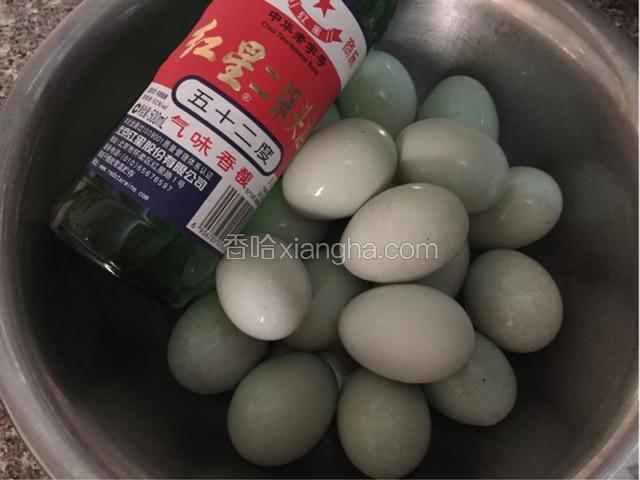 用白酒浸泡鸭蛋一到两分钟（可以倒入一个碗中挨个浸泡不浪费）