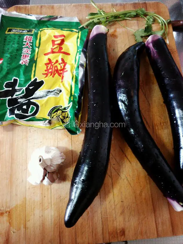 准备材料:豆瓣酱，茄子，蒜，香菜