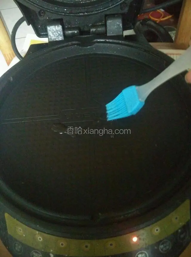 电饼铛预热好，刷油