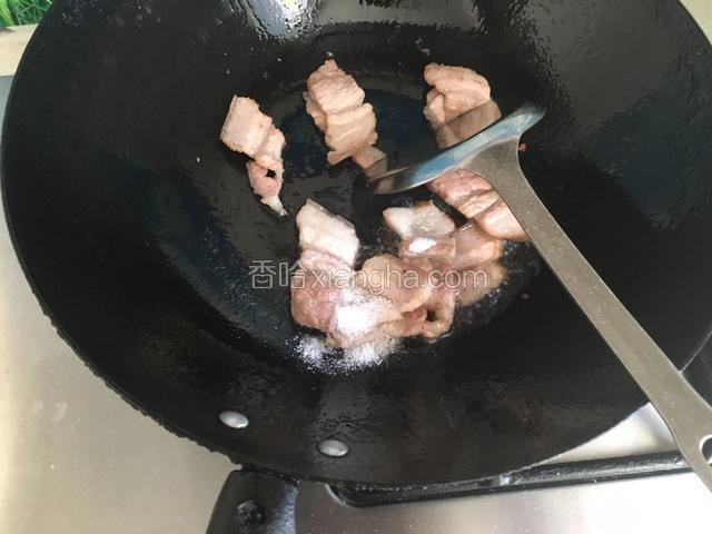 炒至肉片变色，放入适量盐，继续炒至肉出油，