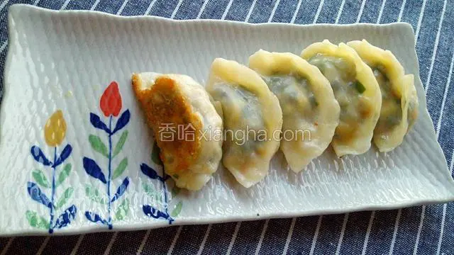 蒸好后用铲子轻轻铲动饺子底部，一定是焦脆的底，很诱人。