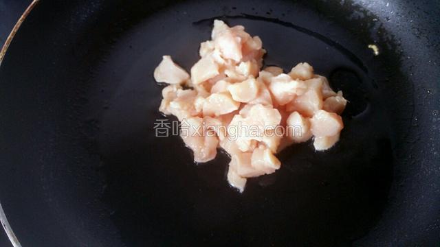 起锅热油，倒入腌制好的鸡肉