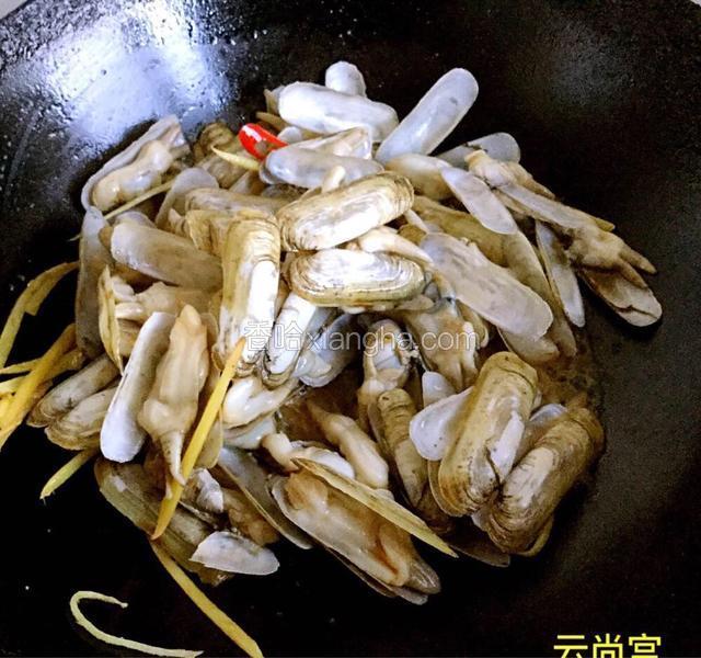 蛏子倒进去大火翻炒，加生抽1匙、加蚝油1匙、料酒1匙、白糖10克调味。