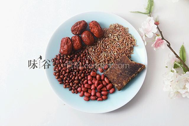 将食材备齐。