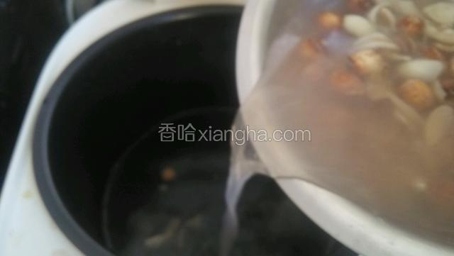 做饭时连同泡发的清水将四样材料一同倒进电饭锅内