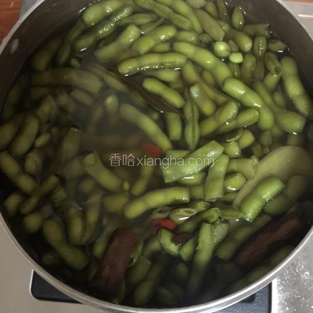 毛豆煮熟，关火。毛豆继续浸泡在煮锅里，1-2小时。