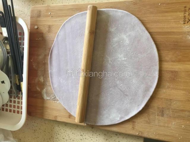 面片越擀越大，薄厚自己掌握。