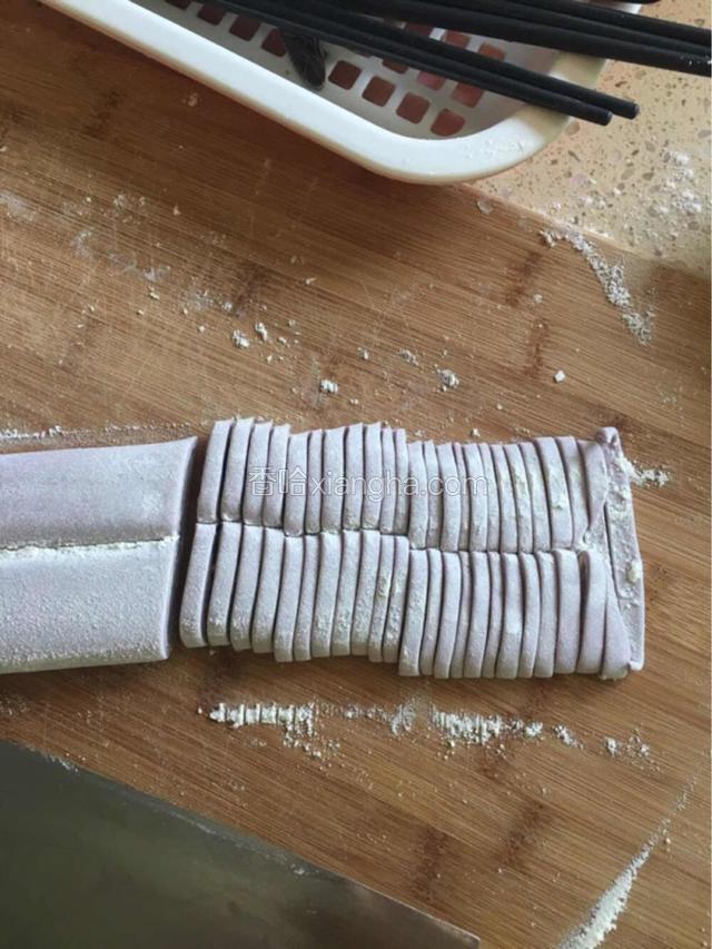 切成粗细均匀的面条即可。