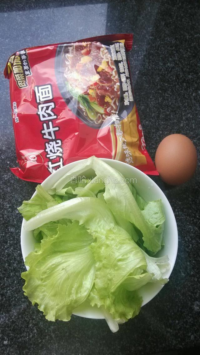 先准备好方便面和鸡蛋蔬菜