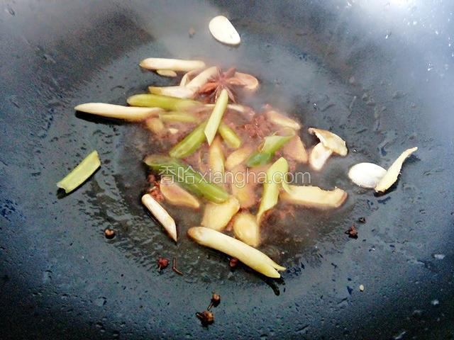 再次起锅，倒入植物油，烧热后，加入葱、姜、蒜、八角、花椒爆香
