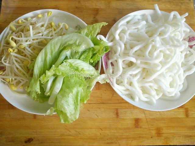 土豆粉黄豆芽和生菜洗净