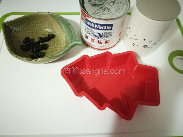 准备原料（我没买到鲜蓝莓，用蓝莓干，洗净不用泡）