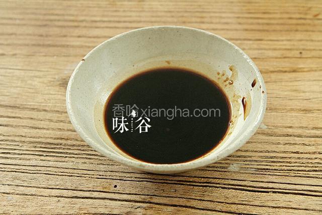 生抽老抽砂糖料酒混合在一起搅拌均匀
。
