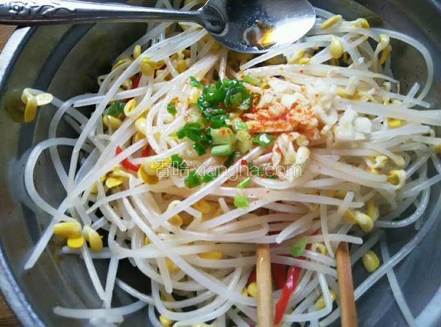 油烧热后，浇在豆芽上