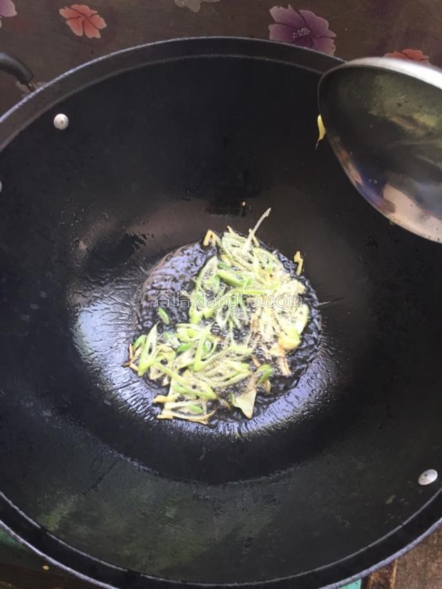 加入切好的葱姜丝爆香